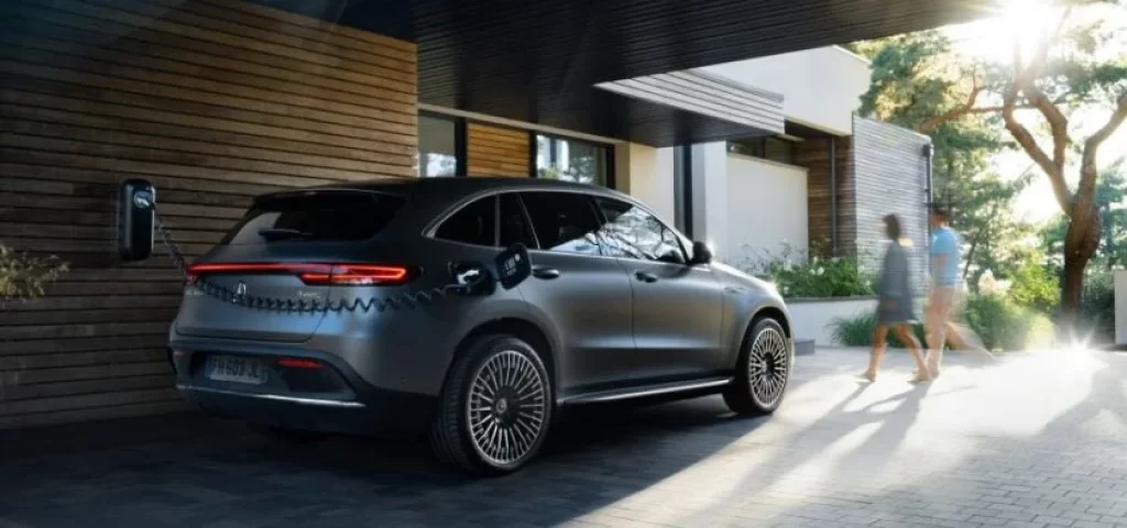 voiture-electrique-recharge-borne-